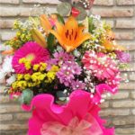 ramo de flores variadas en tonalidades alegres