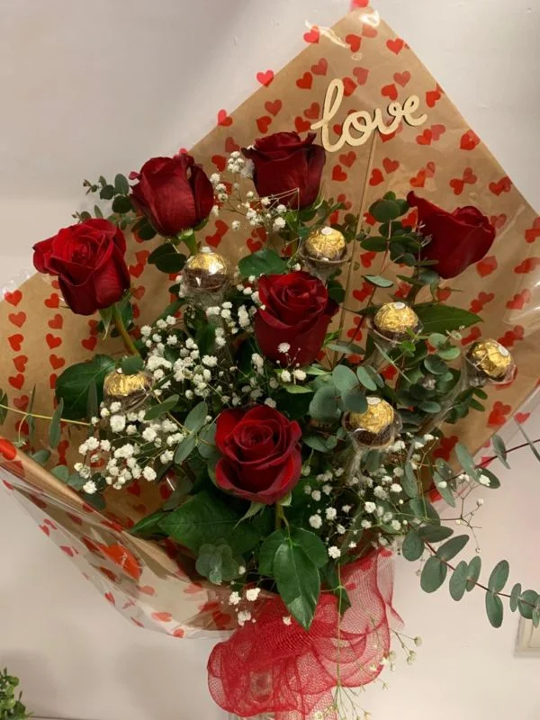 Ramo con 6 rosas rojas y 6 bombones